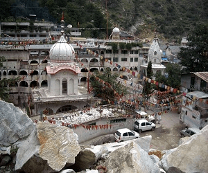 Gurudwara Shri Manikaran Sahib — tourist place near Manali